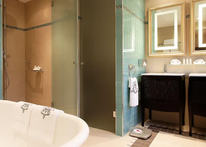 Majestic Champs Elysees 5*